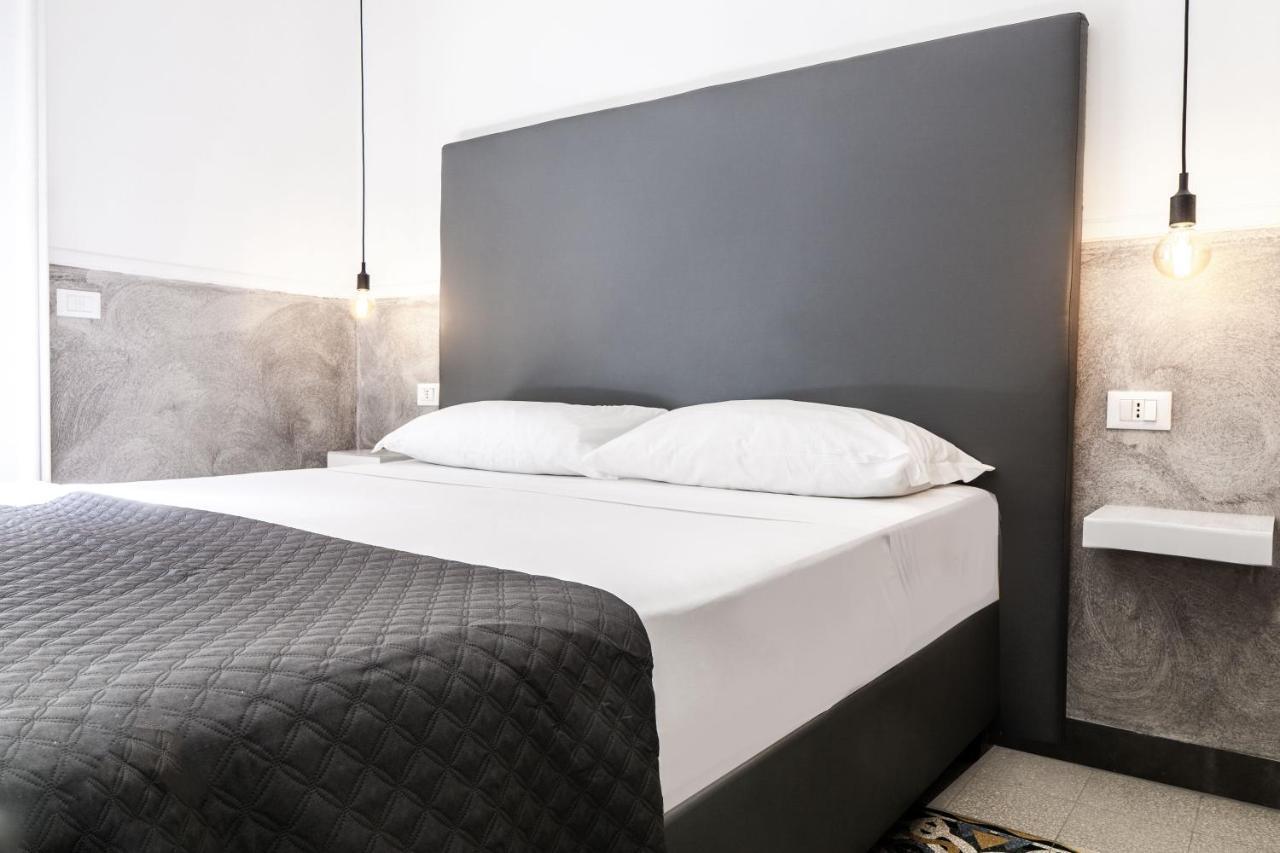 Toledostop Naples Exterior photo A bed