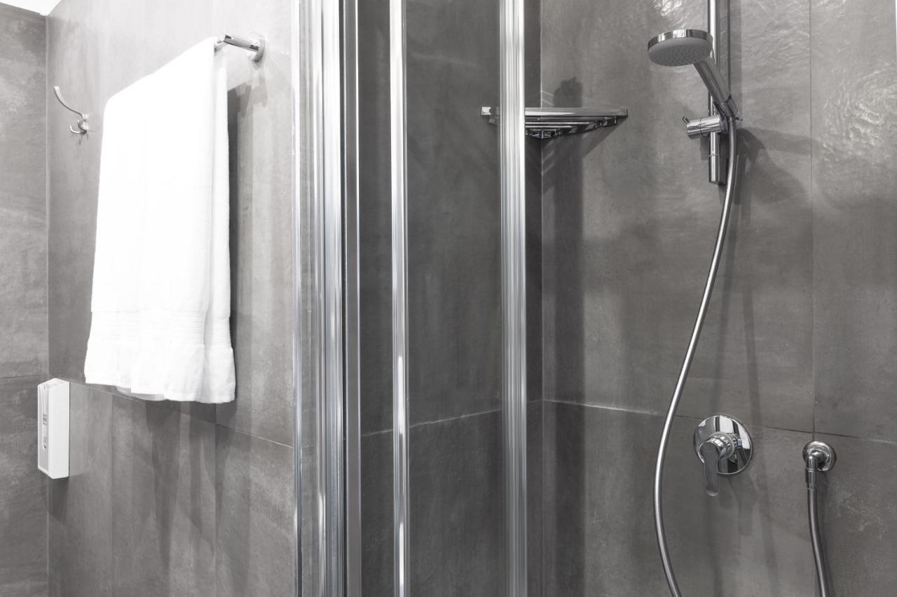 Toledostop Naples Exterior photo A shower with a shower door