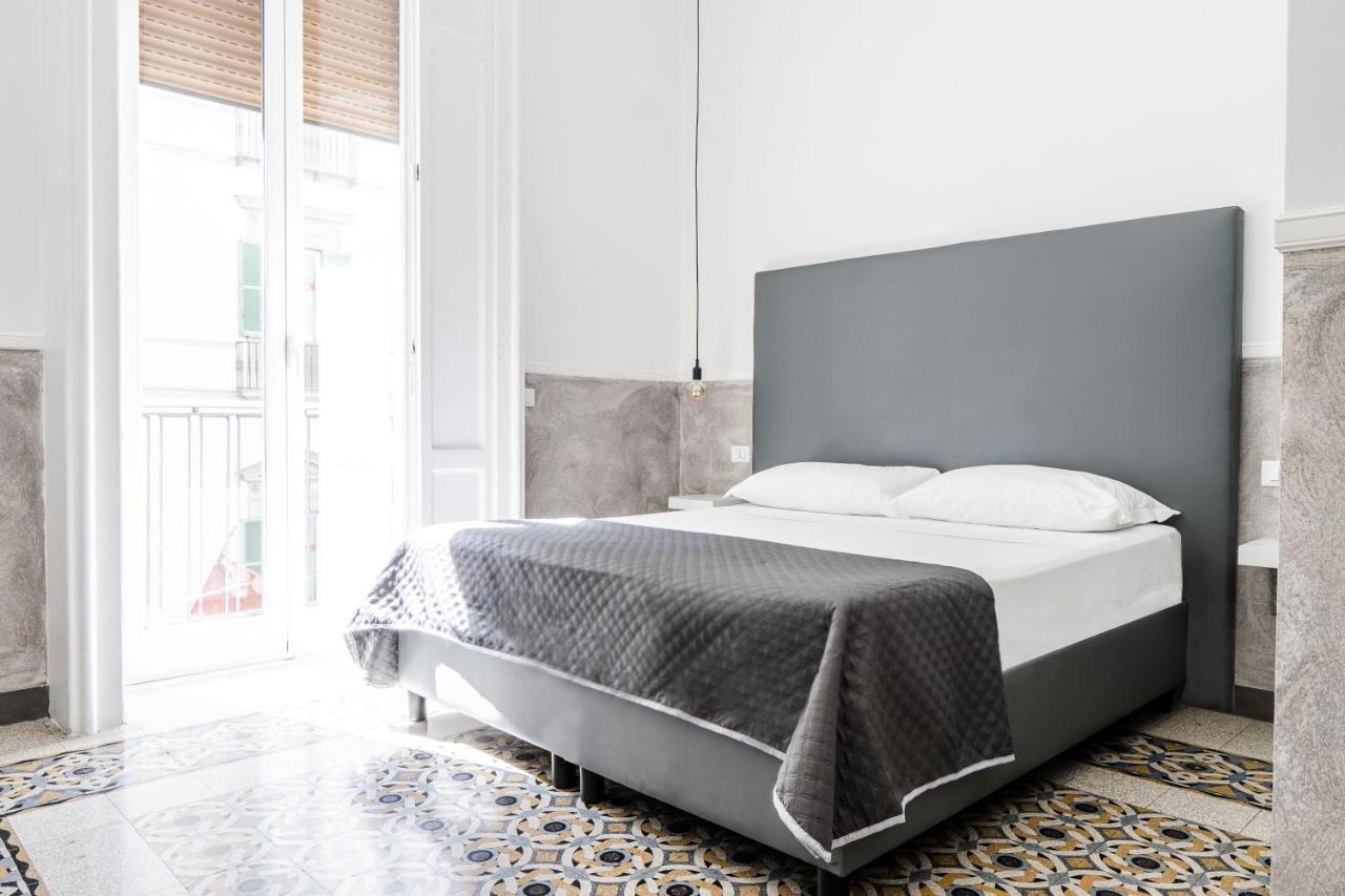 Toledostop Naples Exterior photo A bed