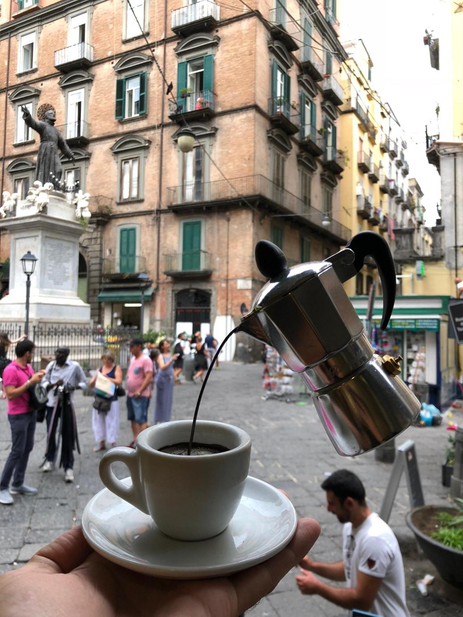 Toledostop Naples Exterior photo A coffee pot