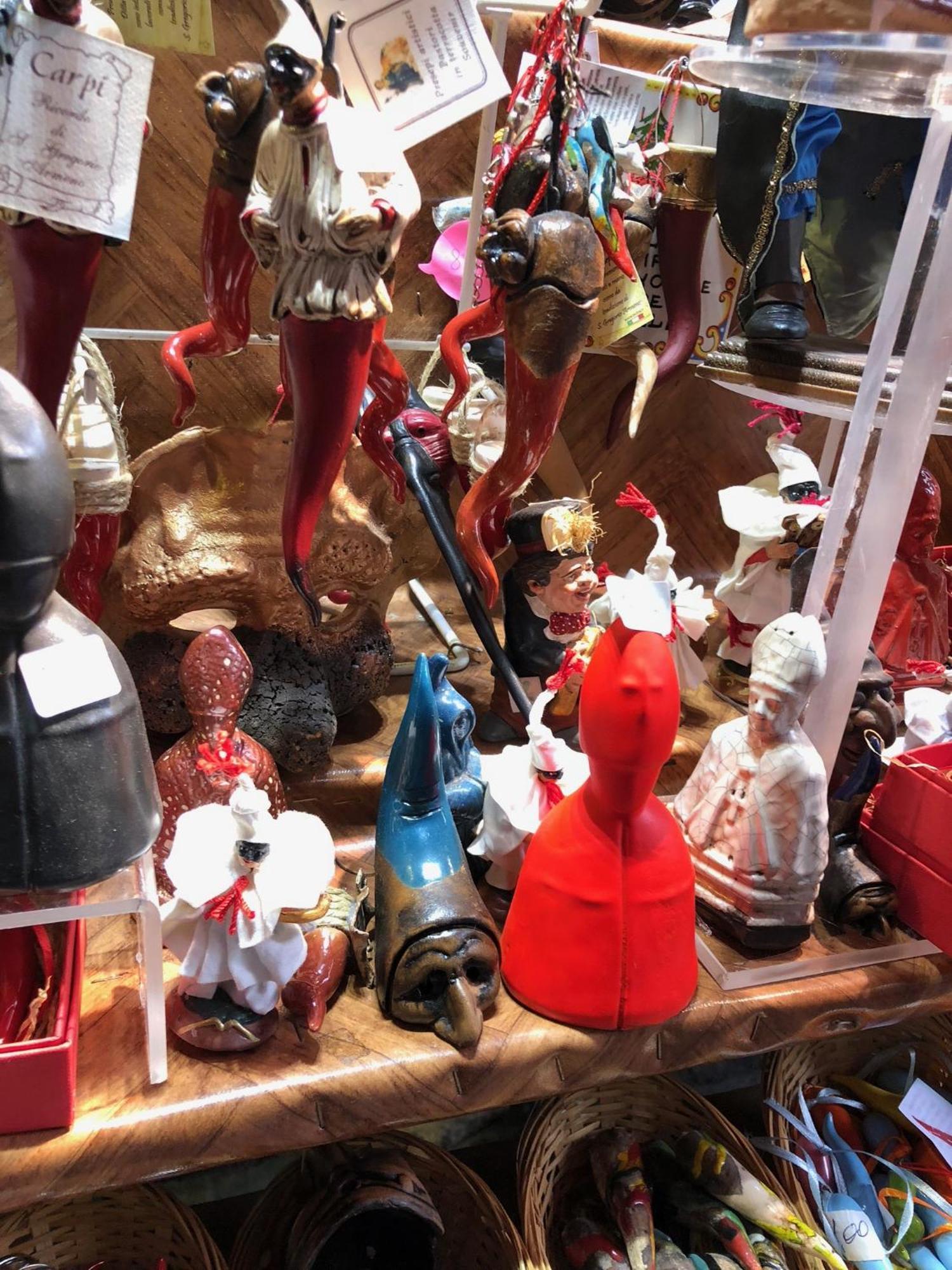 Toledostop Naples Exterior photo A collection of various types of Christmas tree ornaments
