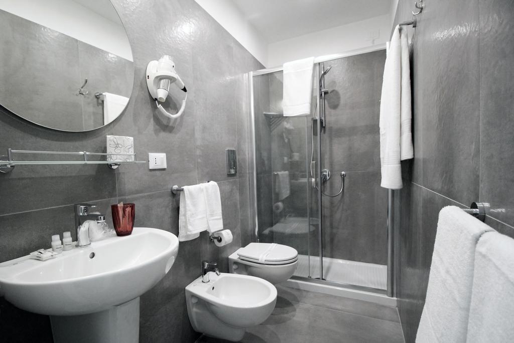 Toledostop Naples Exterior photo A modern bathroom