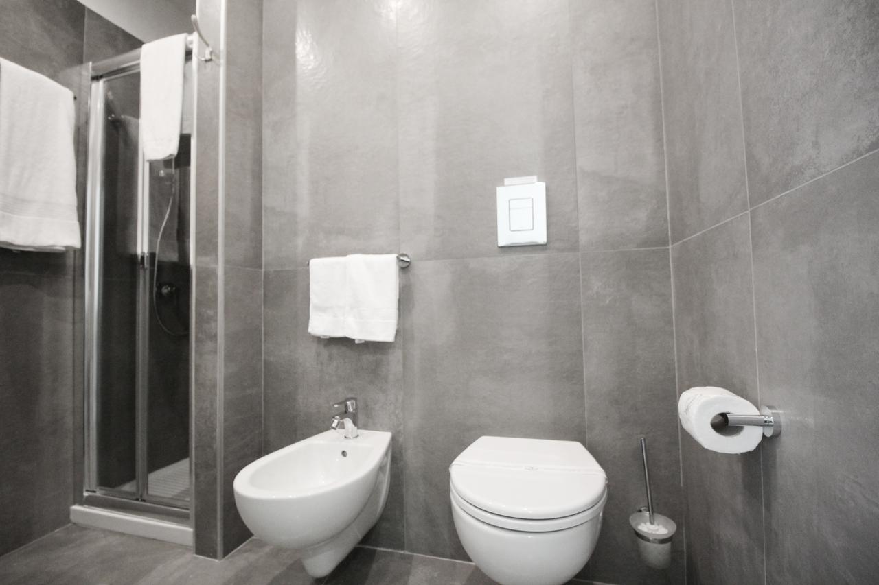 Toledostop Naples Exterior photo A modern bathroom with a bidet and toilet