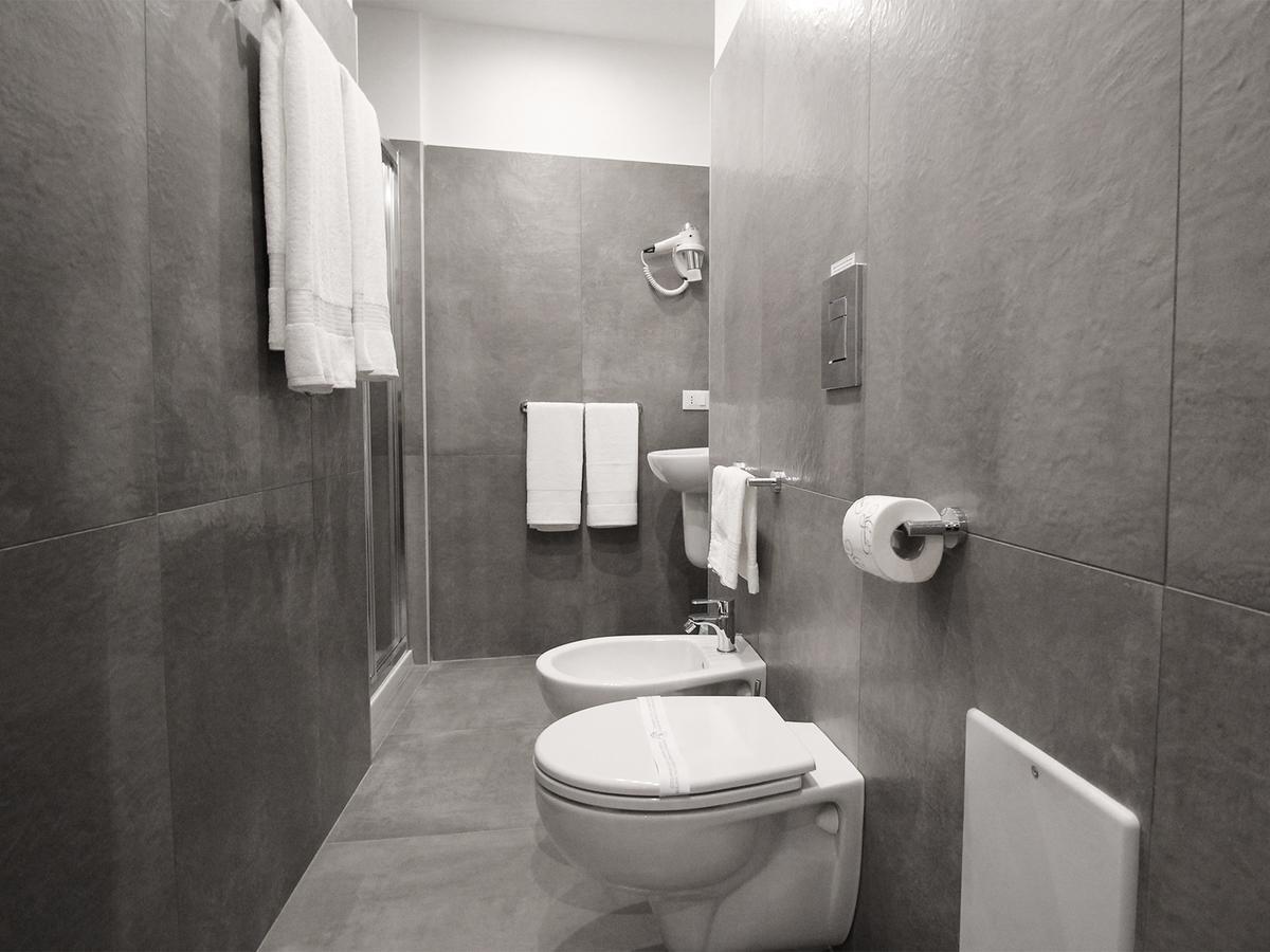 Toledostop Naples Exterior photo Bathroom with bidet