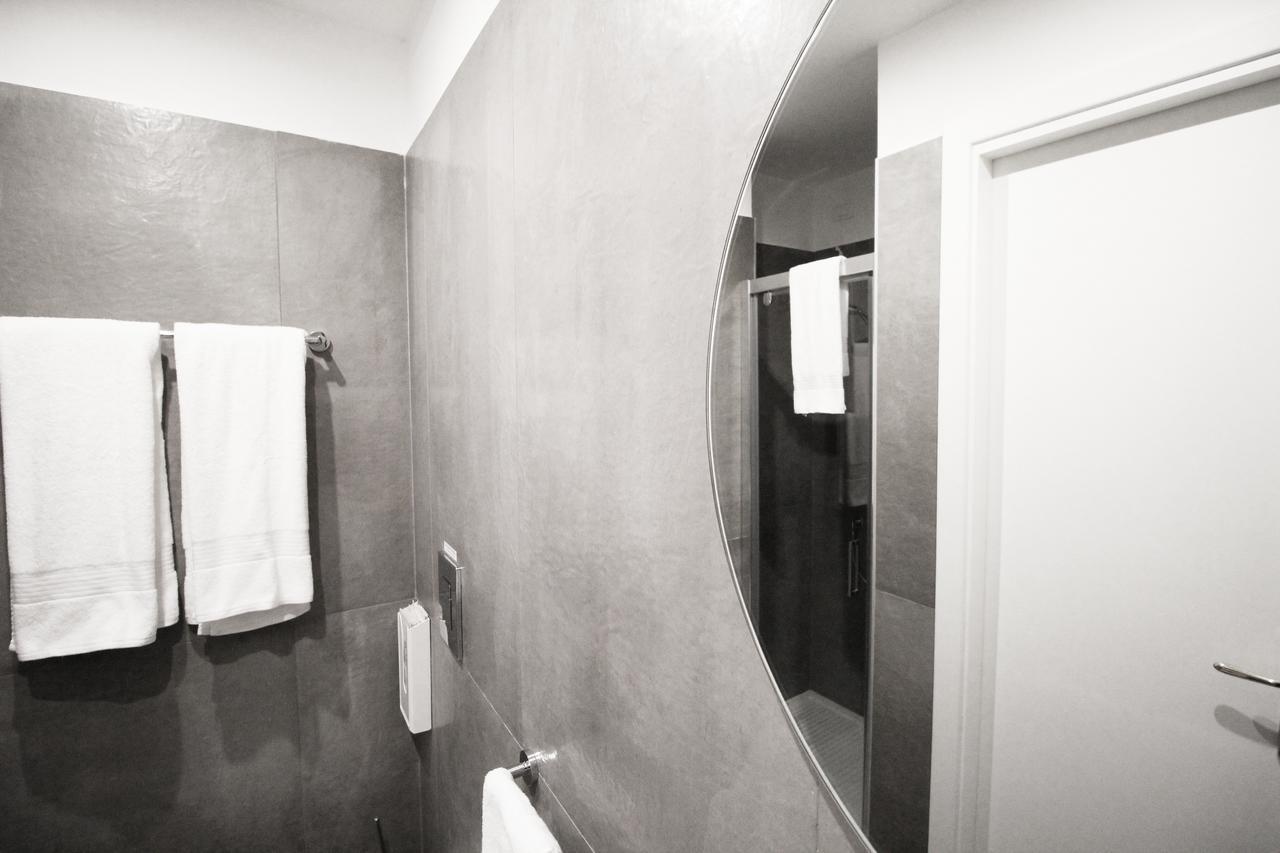 Toledostop Naples Exterior photo Bathroom with polished concrete